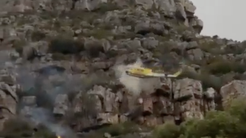 ŠOKEERIV VIDEO ⟩ Tulekustutuskopter kukkus leekidesse: piloot pääses imekombel eluga