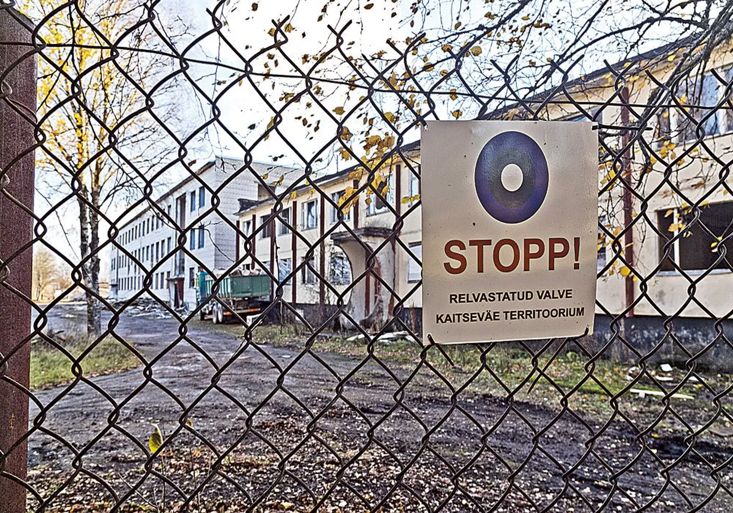 В пятницу на территории военного городка в Ягала продолжались работы по сносу строений.