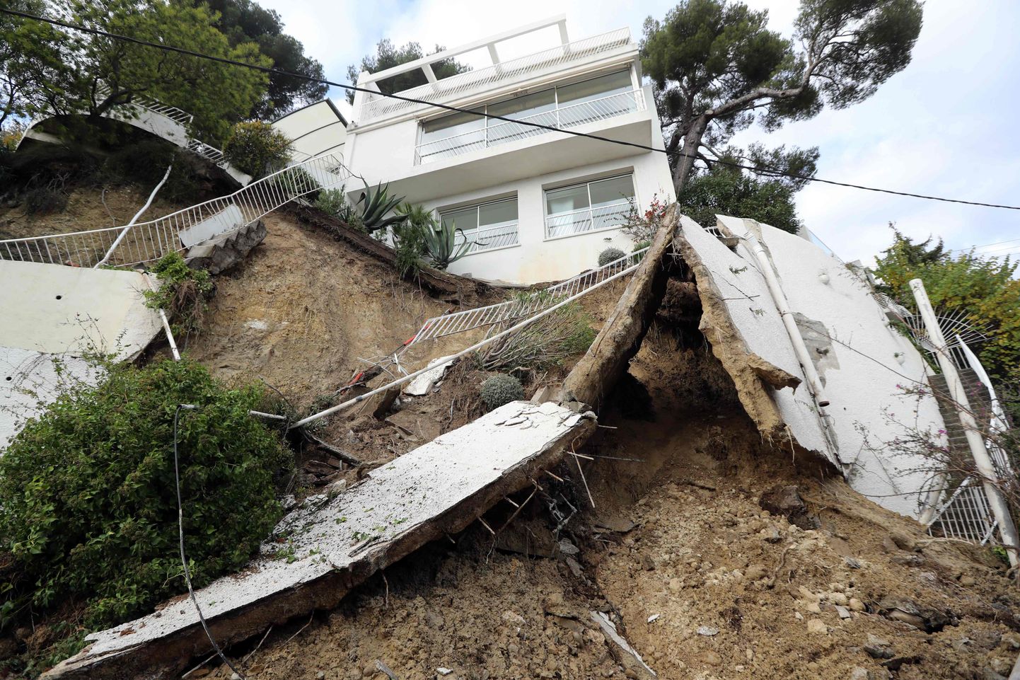 Vihma ja tulvade tõttu kahjustada saanud maja Rivieral.