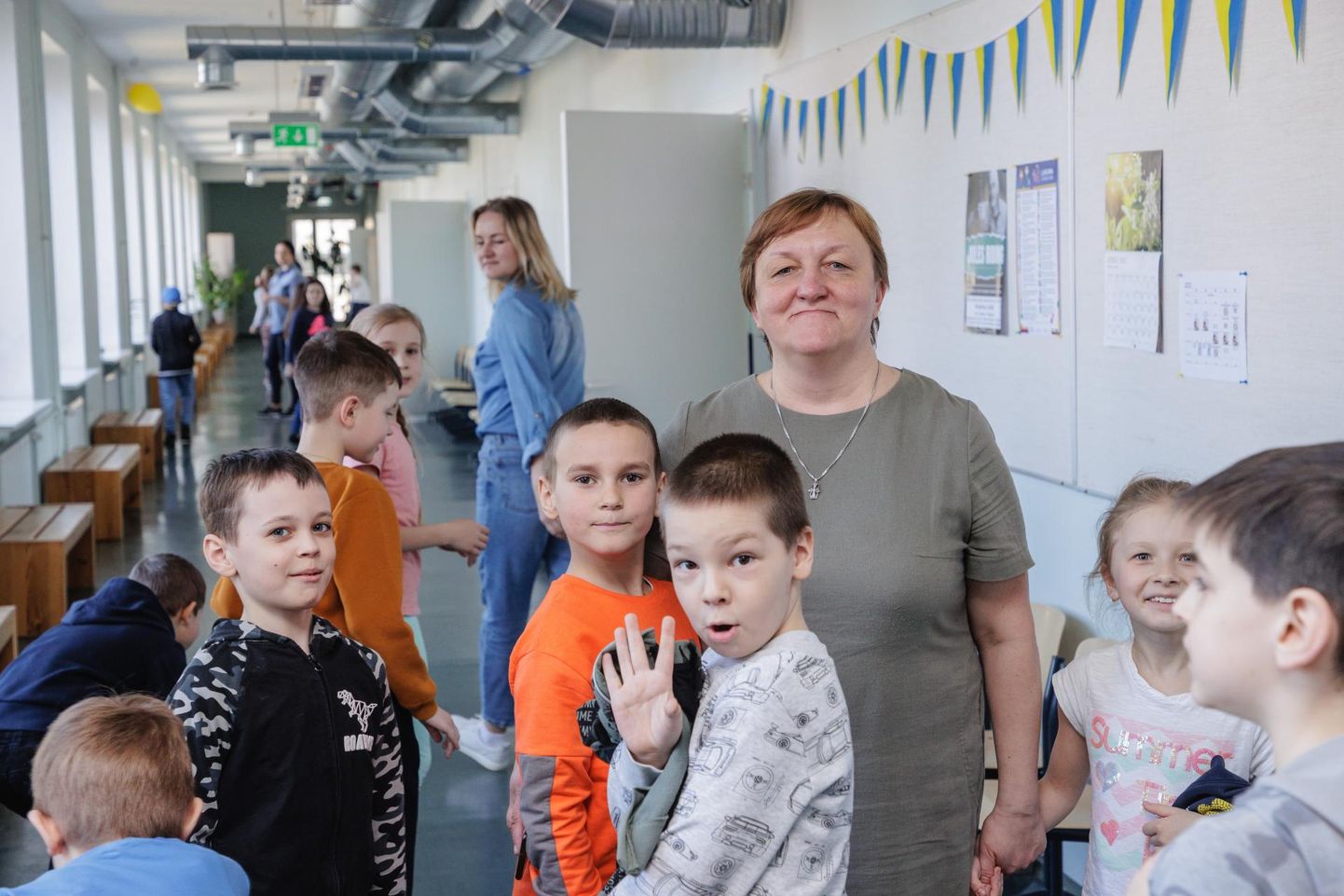 Ukraina sõjapõgenike laste kooli juht Natalja Mjalitsina lastega.