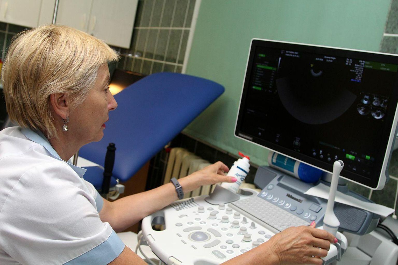 Järvamaa haigla naistearst Marju Raja jälgib rasedaid moodsaima Eestis saada oleva ultraheliaparaadiga.