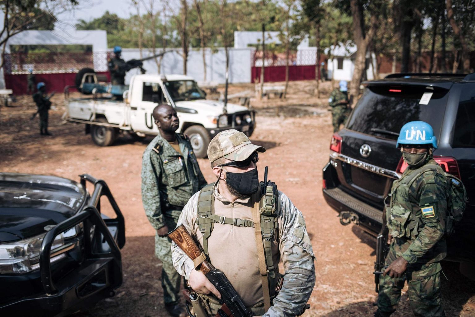 Vene palgasõdur ja Rwanda rahuvalvajad Kesk-Aafrika Vabariigis Banguis.