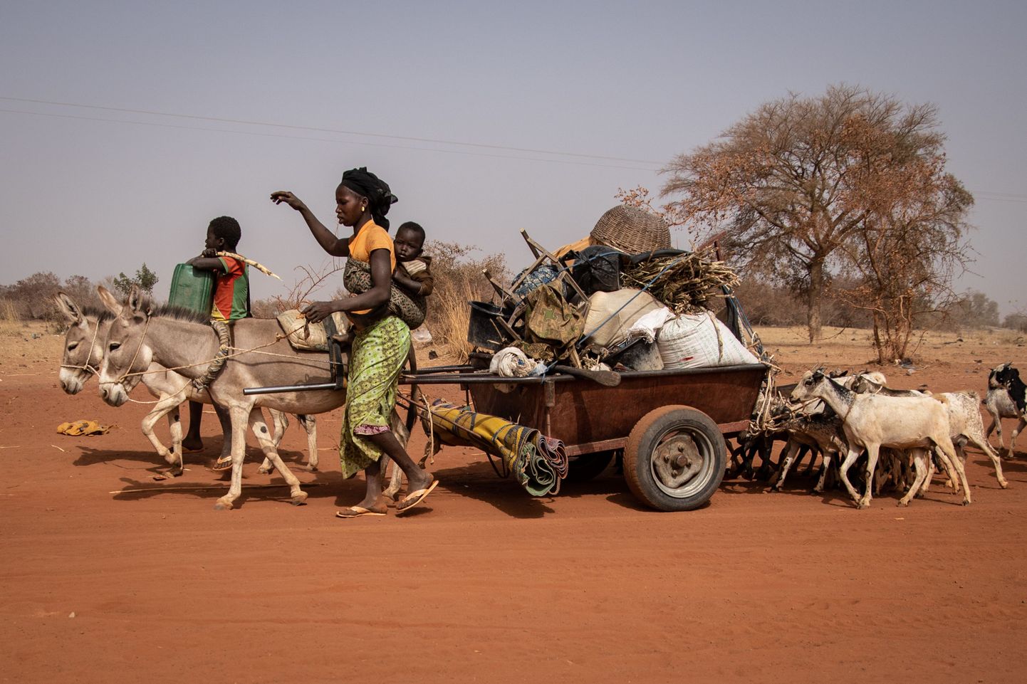 Burkina Faso elanikud põgenevad rünnakute tõttu oma küladest 27. jaanuaril 2020.
