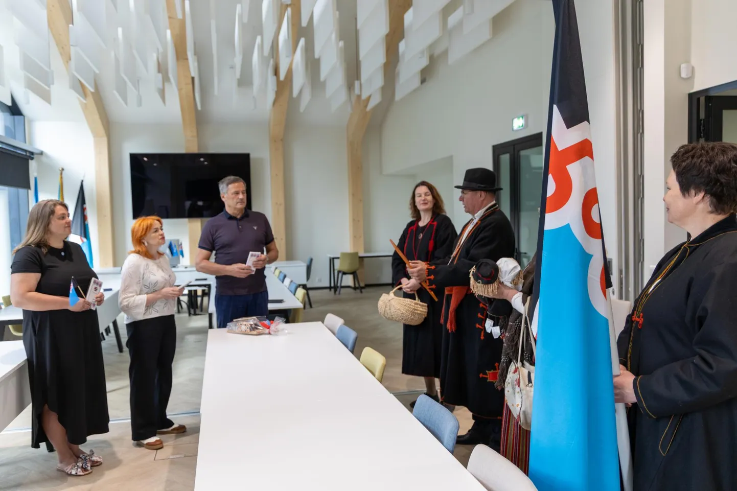 Peagi algava Mulgi lipu kampaania eel käisid mulgid ühes oma lipuga läbi Mulgimaa vallamaju, et neid koostööle kutsuda. Viljandi vallamajja viidi ühes ka soolaleivakorv.