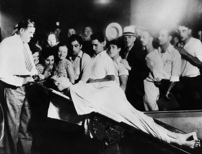John Dillingeri surnukeha 23. juulil 1934 Chicago maakonna surnukuuris. Võimud lubasid uudishimulikel ta surnukehale pilgu peale visata