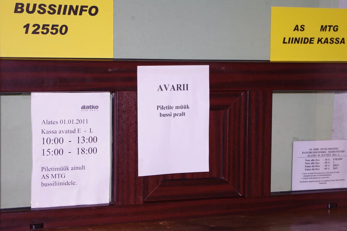 Kassa on suletud seoses piletimüügi ruumis alla kukkunud ripplaega.