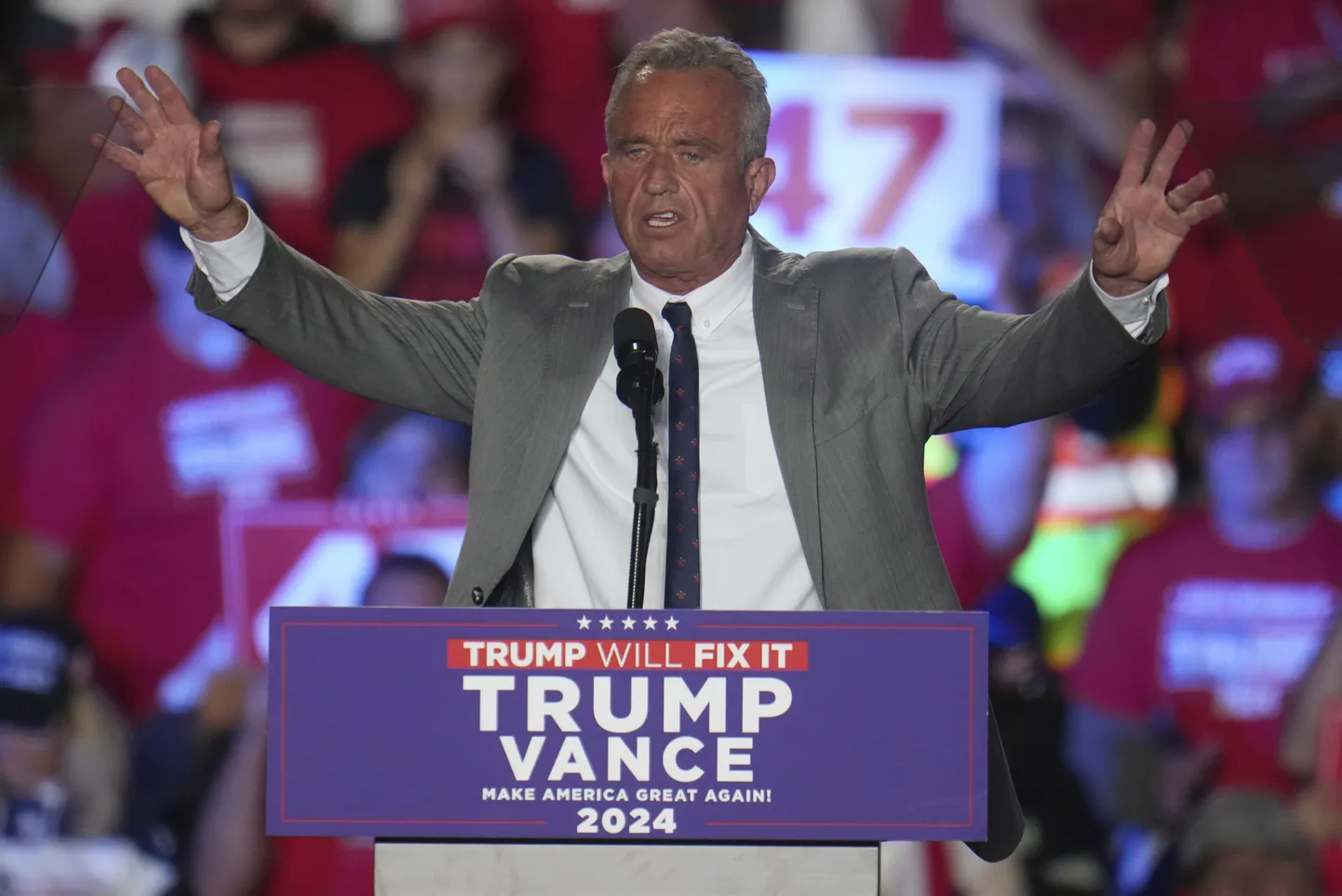 Robert F. Kennedy Jr. Donald Trumpi kampaaniaüritusel Michiganis.