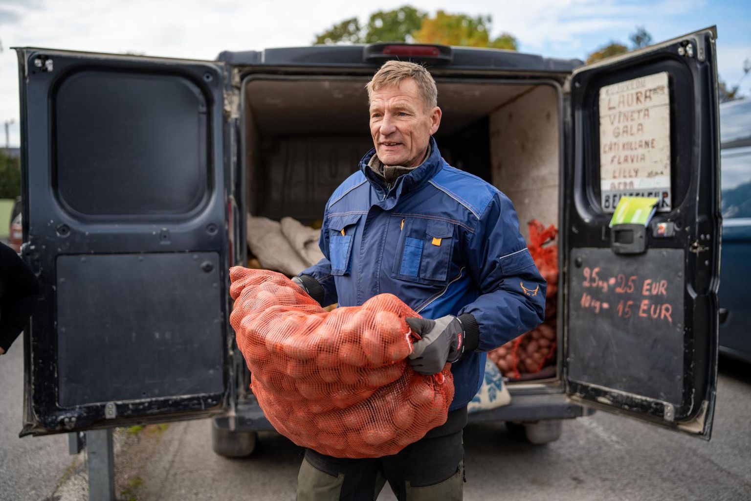Uno Mihkelstein aitab suured kartulikotid klientidel autosse.