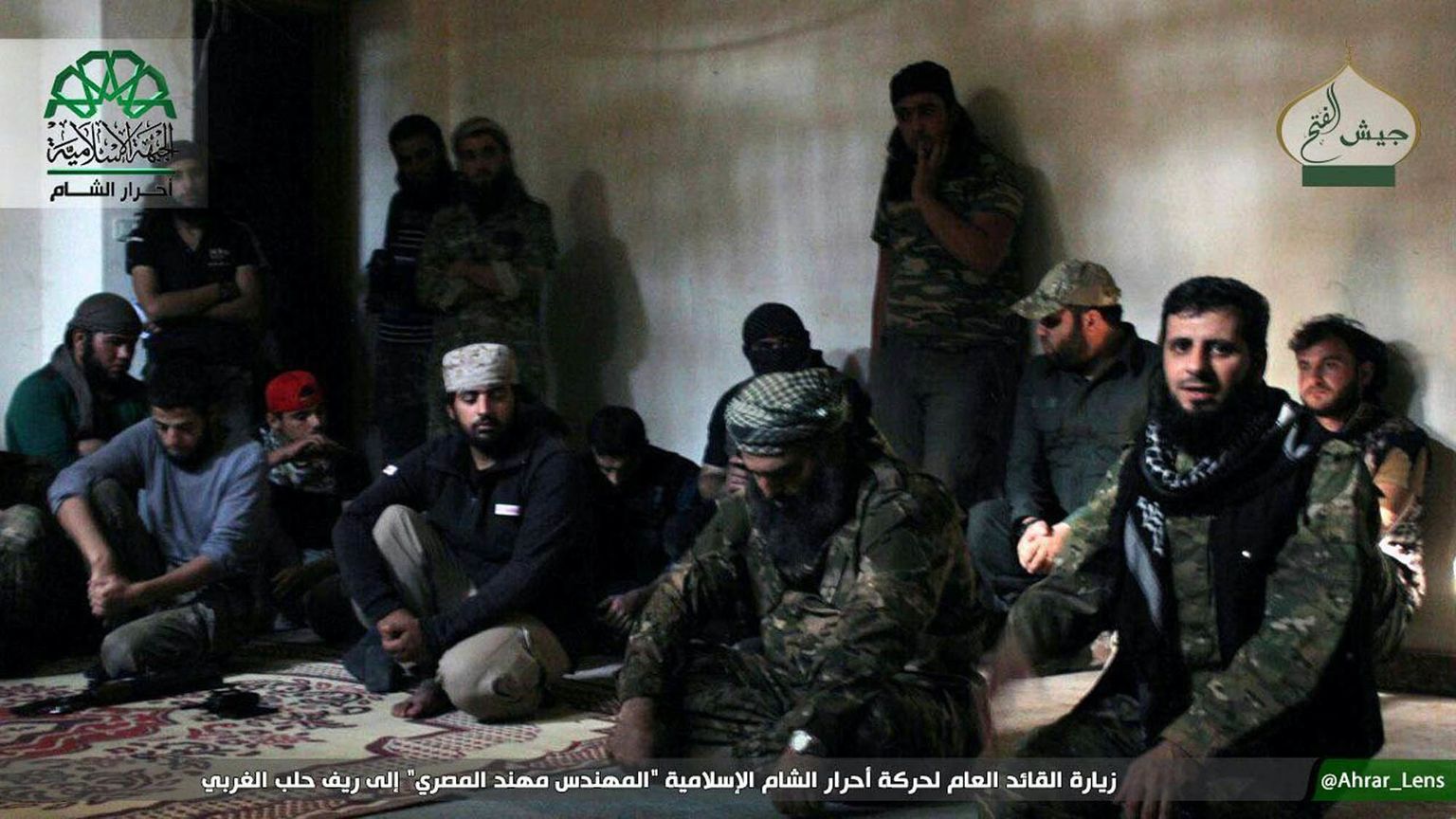 Süüria islamistide rühmituse Ahrar al-Shami võitlejad ja keskel eeldatavalt nende komandör Masri.