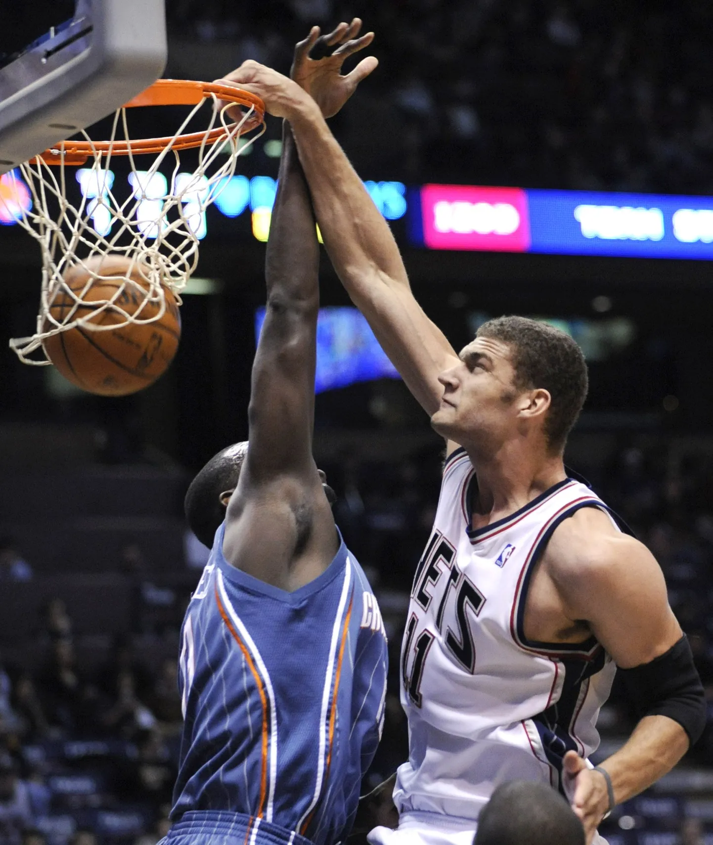 Brook Lopez surub palli korvi.
