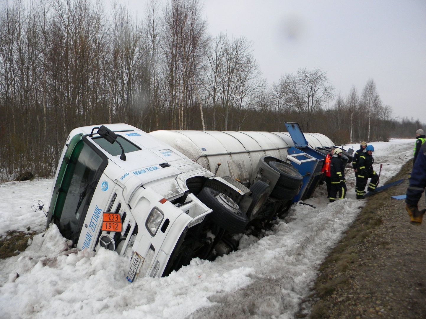 Jõhvi-Tartu maanteel Mustvee lähistel teelt välja sõitnud Poola päritolu gaasiveok.