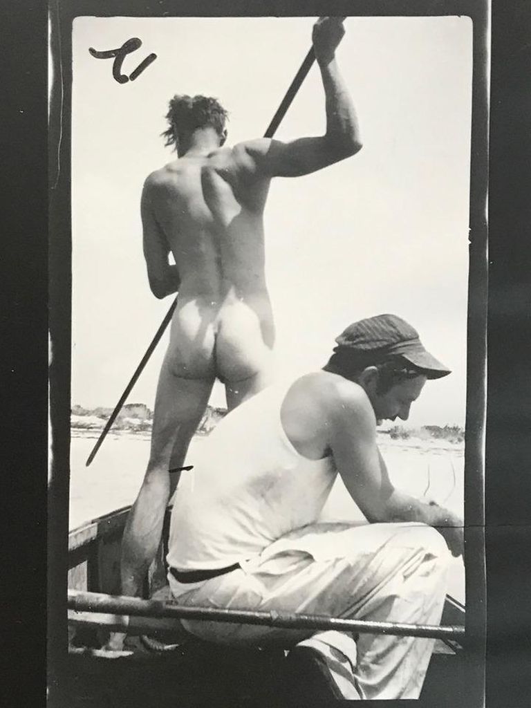 Waldo Peirce'i foto alasti kalastavast Ernest Hemingwayst.
