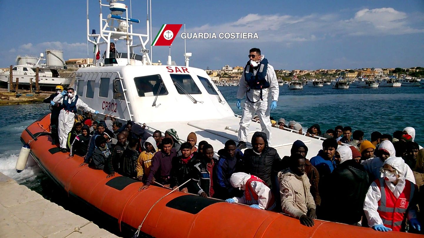 Мигранты и береговая охрана Италии.