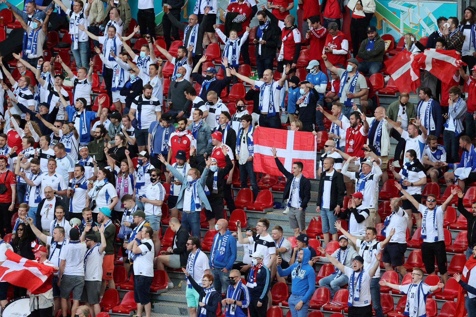 Taani ja Soome koondise fännid Parkeni staadionil.