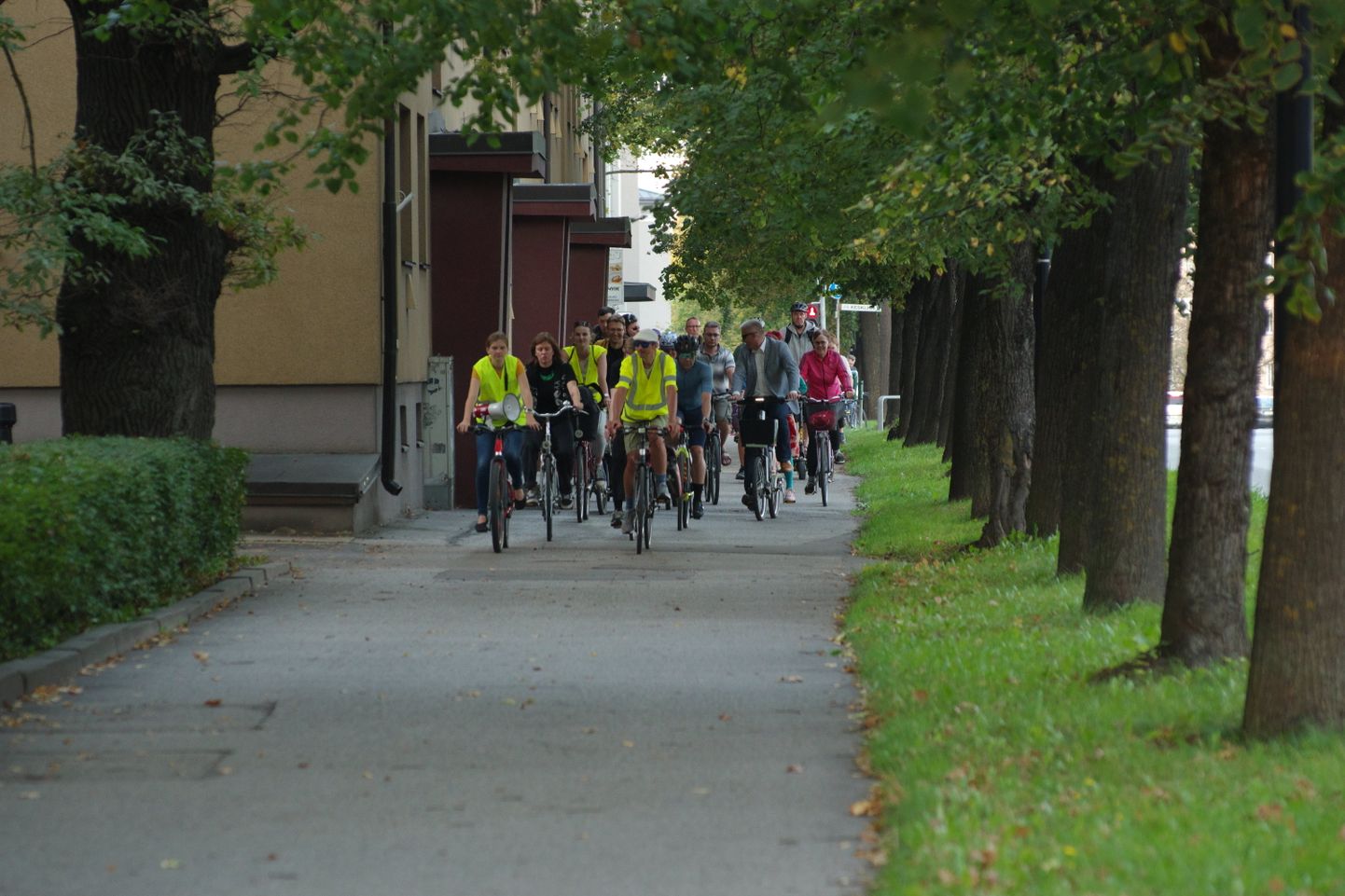 Tartu rattaliiklejate seltsi liikmed käivad ühissõidul igal teisipäeval.
