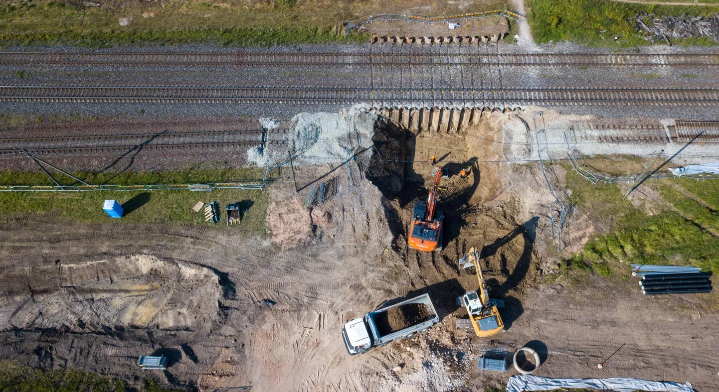 Tabiveres algas mullu augustis raudtee alla tunneli ehitus ning nüüd läheb remonti raudtee peatee.