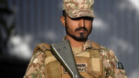 Pakistan on saatnud Saudi Araabiasse 8000 sõdurit, hävituslennukeid ja õhutõrjesüsteemi
