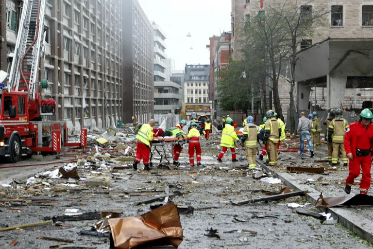 Norra pealinna Oslo valitsuskvartal, kus Anders Behring Breivik pani 22. juulil 2011 pommi plahvatama, hukkus kaheksa inimest. Pildil päästetöötajad sündmuskohal