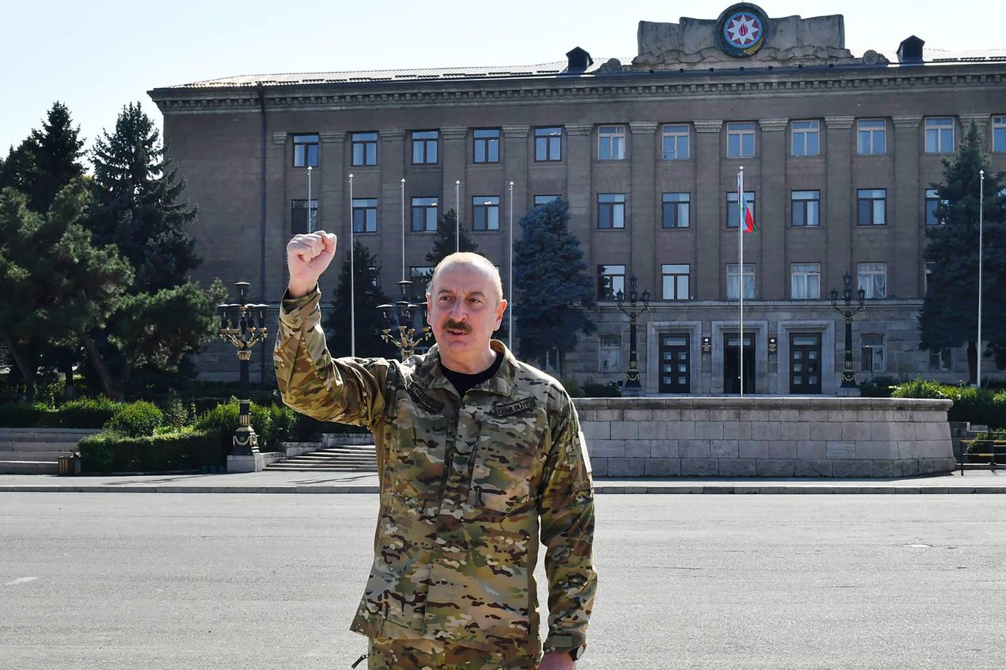 Aserbaidžaani president İlham Əliyev vallutatud Stepanakerdi, Mägi-Karabahhi pealinna linnavalitsuse hoone ees 15. oktoobril 2023. aastal.