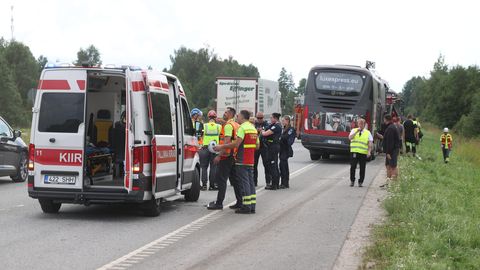 ФОТО И ВИДЕО ⟩ Переживший аварию автобуса депутат Рийгикогу получил травму лица: «Всегда пристегивайтесь!»