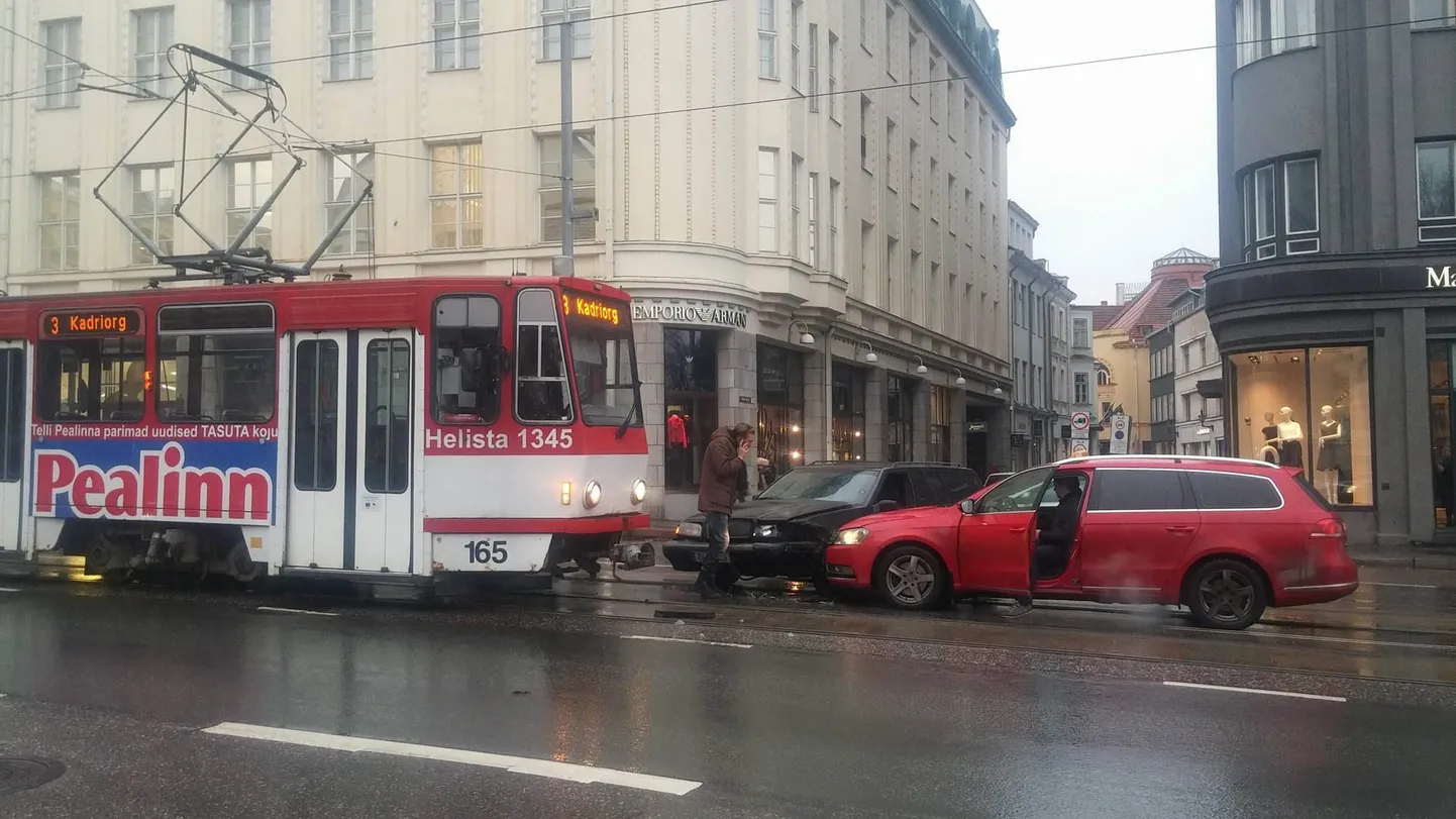 Kahe auto kokkupõrge seiskas mõneks ajaks trammiliikluse Pärnu maanteel.