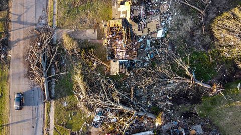 Фото и видео ⟩ США объявили чрезвычайное положение, чтобы помочь пострадавшим от торнадо
