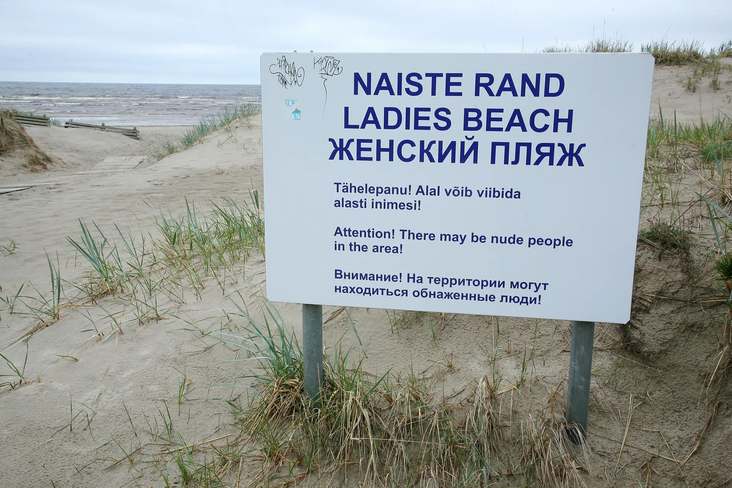 Naisterannast teavitav silt Pärnu keskrannas.
