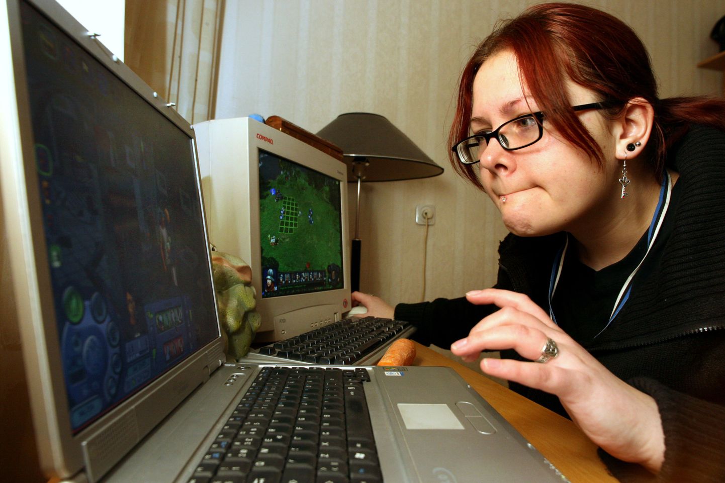 Naine mängib arvutimängu