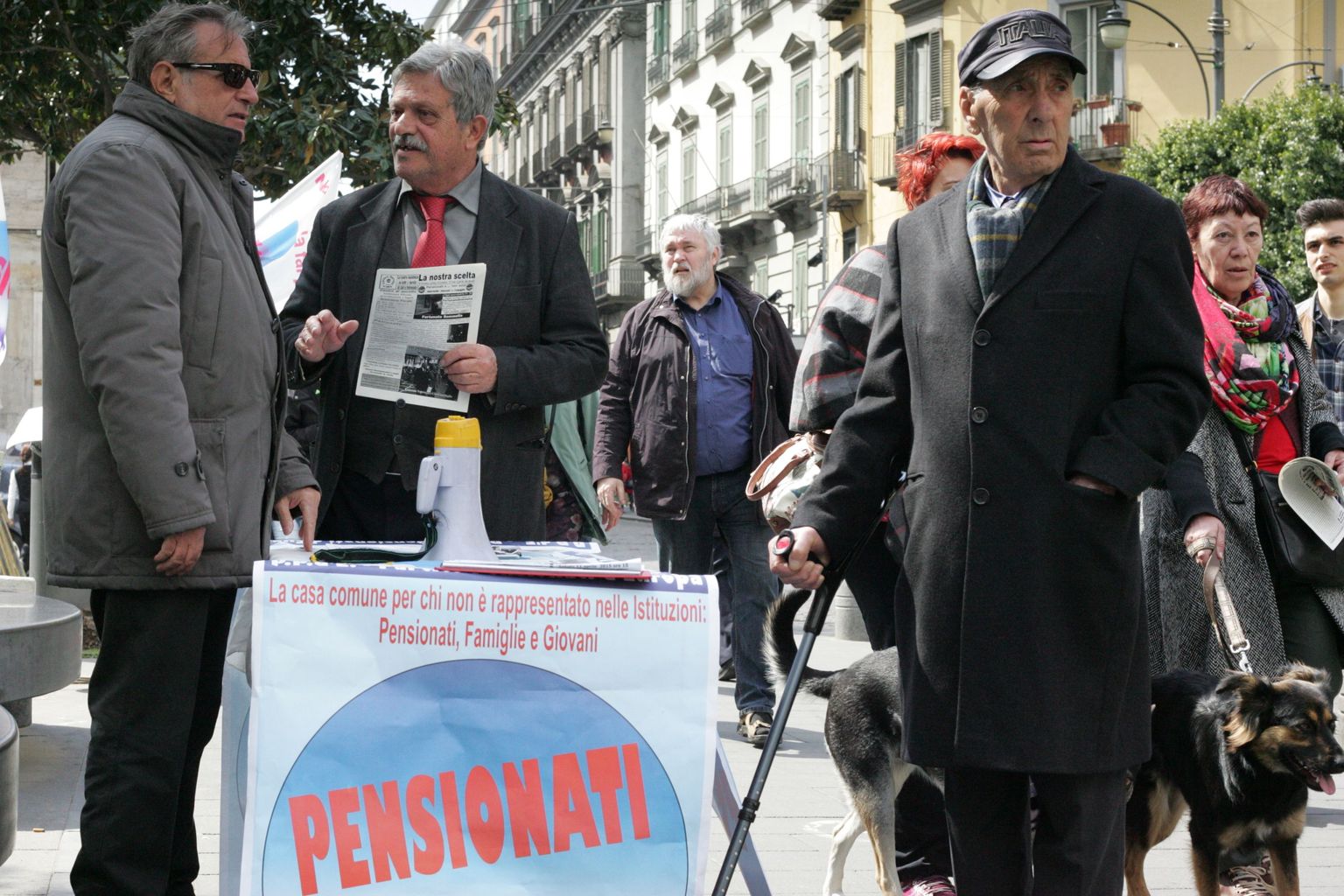 Itaalia pensionärid protestivad Napolis väikeste pensionide, kehva hoolekande ja kasvavate eluasemekulude vastu.