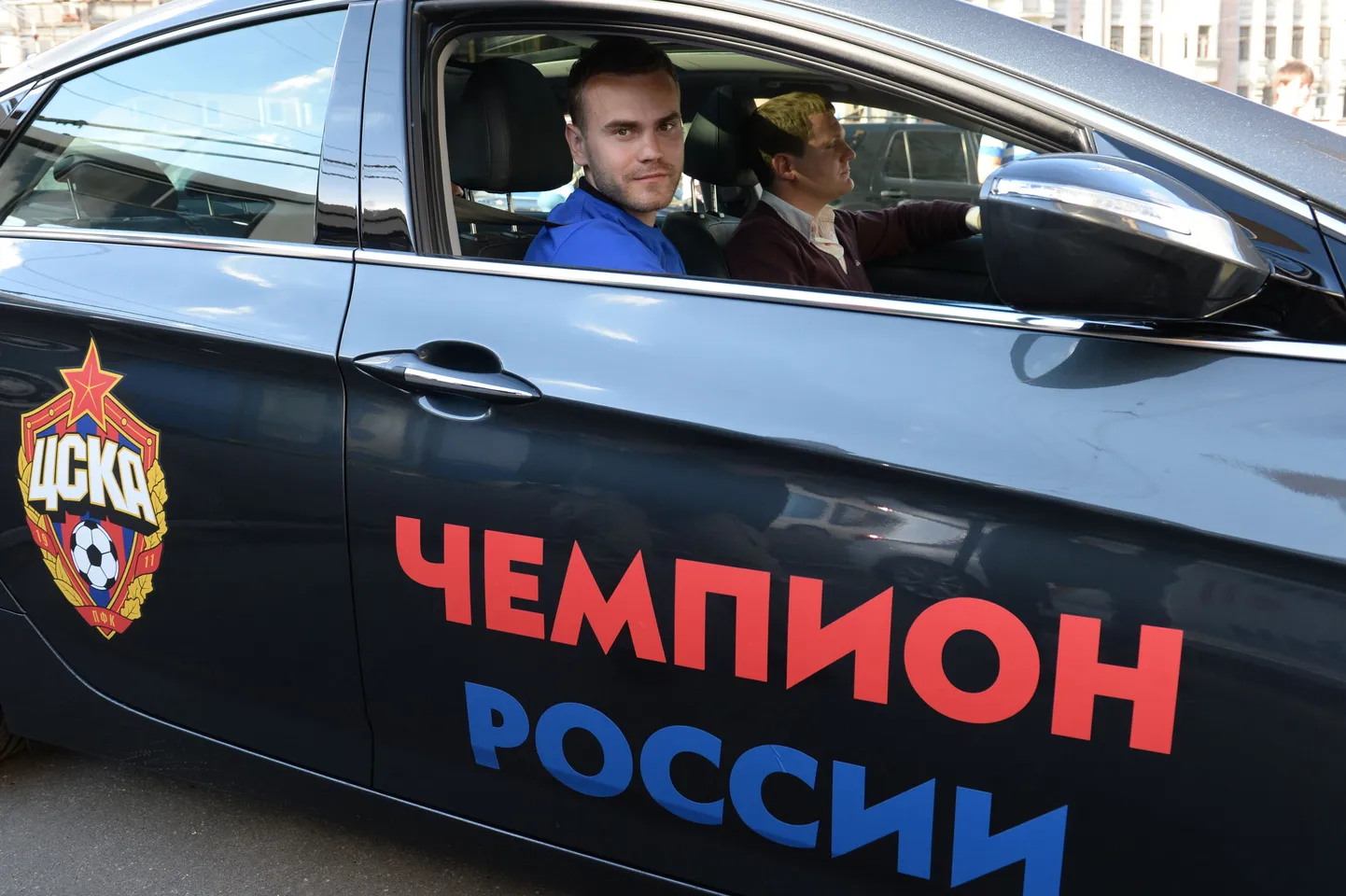 Игорь Акинфеев в "чемпионском" автомобиле.