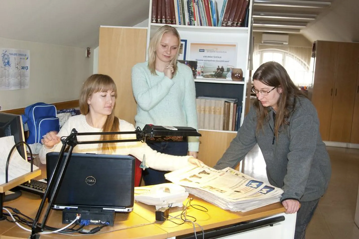 Töövari Ege-Elizabeth Kaldaru (keskel) tutvub ajakirjanike Merly Raudla ja Eva Klaasi tööga