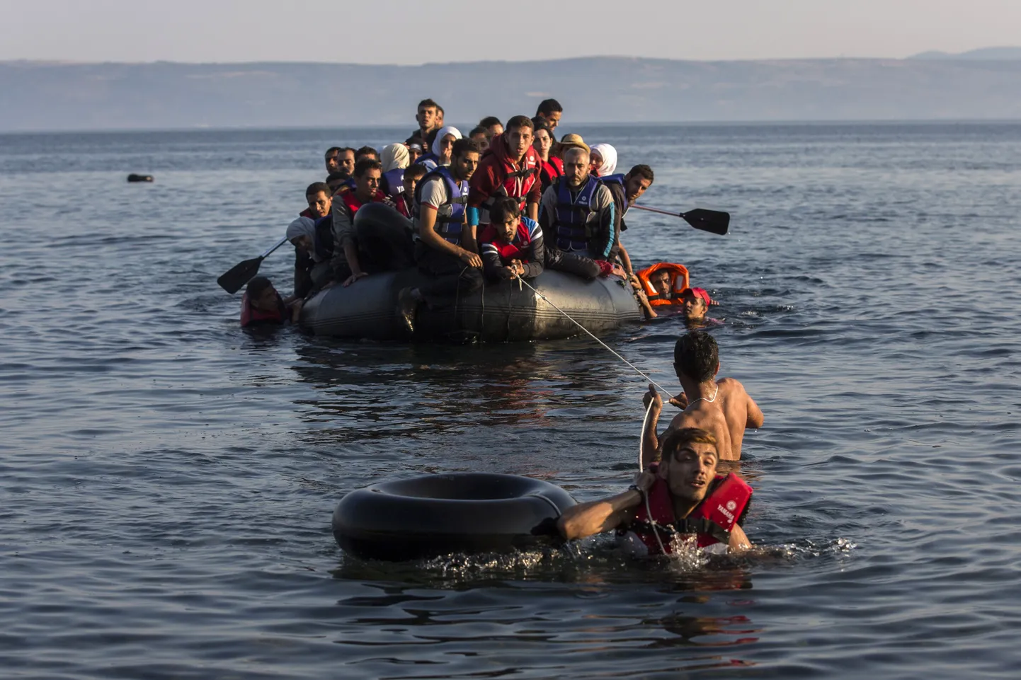 Kreeka saarele Lesbosele saabunud paadipõgenikud Süüriast ja Afganistanist.