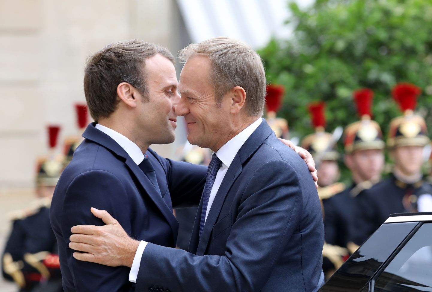 Prantsusmaa president Emmanuel Macron (vasakul) ja Ülemkogu president Donald Tusk möödunud nädalal Pariisis. Pärast Tallinna digitippkohtumist on Tusk mööda ELi ringi sõitnud ja liikmesriikide liidritega ühenduse tulevikku arutanud.