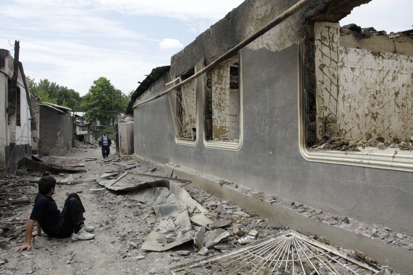 Kõrgõzstani rahutustes hävitatud majad Vlksmi külas, mis kuulusid etnilistele usbekkidele.