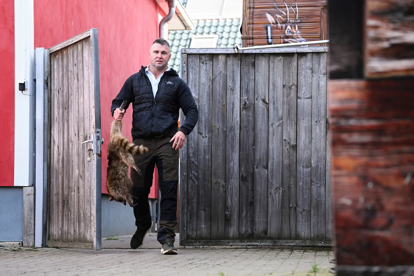 Michael Reiss teeb kütitud pesukarulihast vorsti ja muid lihatooteid.