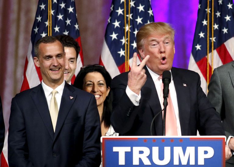Corey Lewandowski (vasakul) 2016. aasta presidendikampaania ajal toona veel kandidaadi rollis Donald Trumpi seljataga pressikonverentsil Mar-A-Lagos.