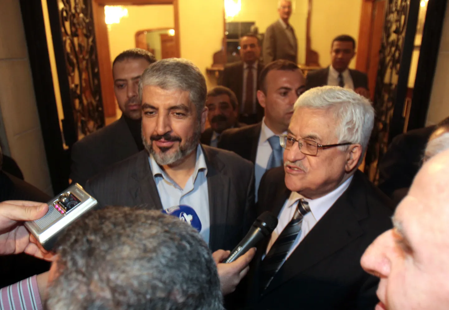 Khaled Meshaal (vasakul) ja Mahmud Abbas.