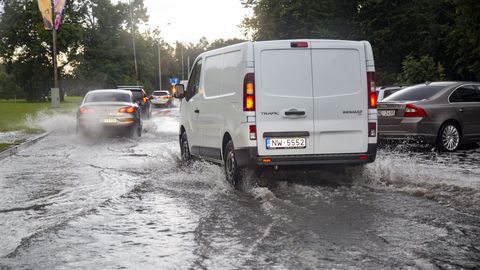 Močan dež povzročil poplave v Rigi, na terenu osem vozil za črpanje vode