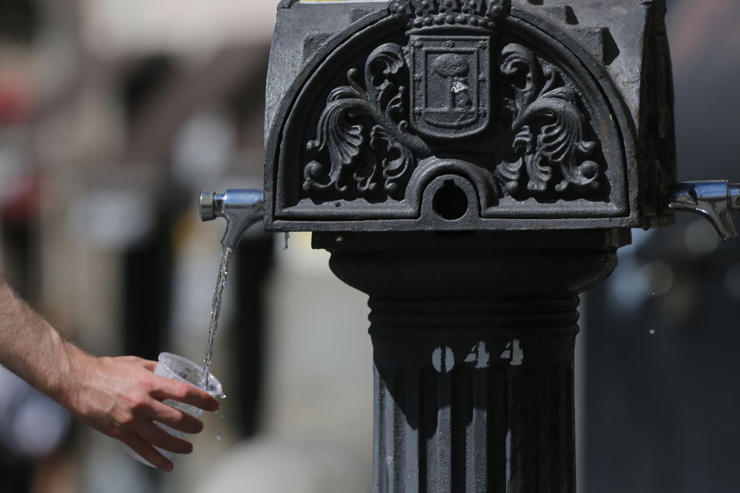 Kuumus Hispaanias. Pildil inimene võtmas avalikust kraanist joogivett.