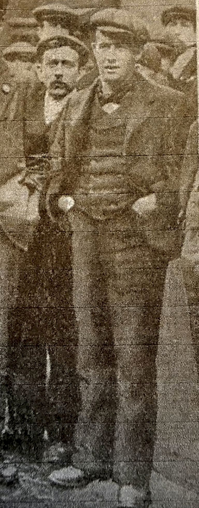 George Beauchamp (vasakul) 1912. aasta ajalehefotol