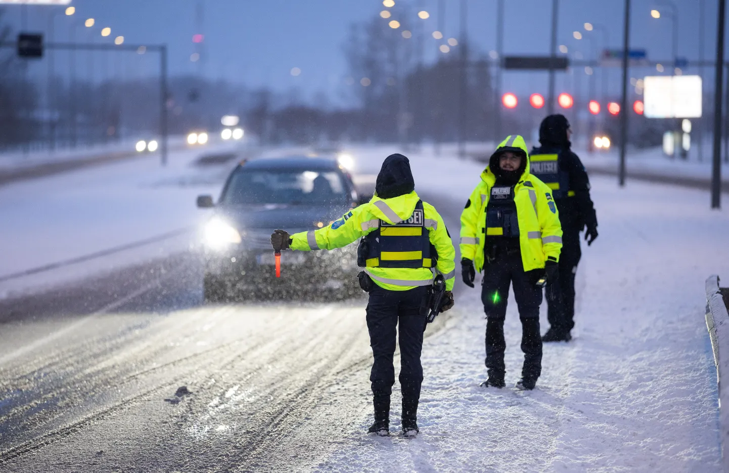 Uue aasta esimese päeva hommikul tegi politsei puhumisreidi Järvevana teel.