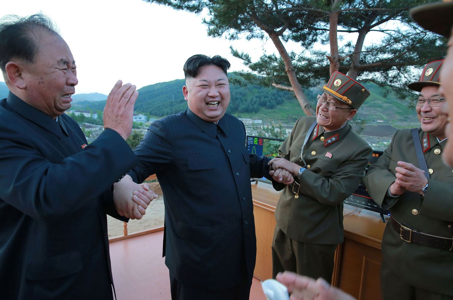 Kim Jong-un pärast pühapäevast edukat raketikatsetust.