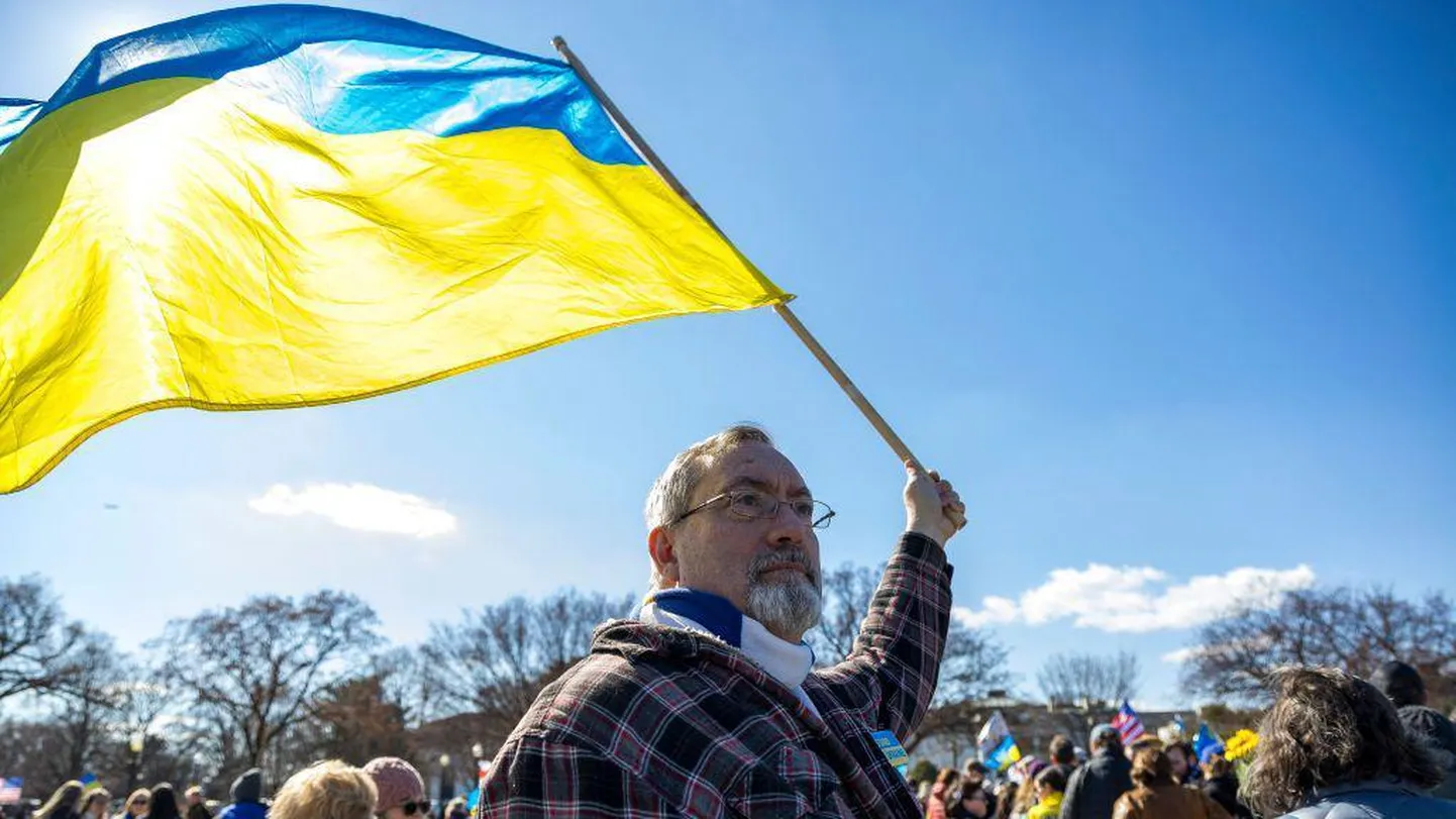 Участники акции протеста «Не бросайте Украину» в Вашингтоне, 8 марта 2025 года.