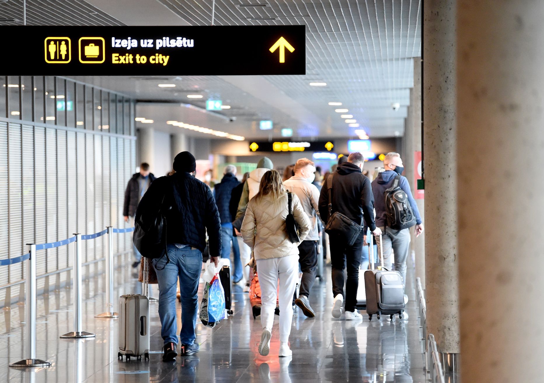 Pasažieri ielidošanas terminālī starptautiskajā lidostā "Rīga".