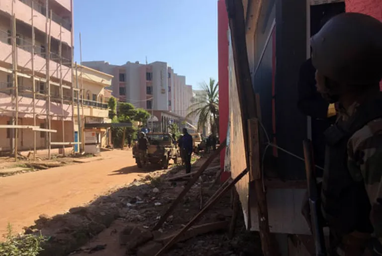 Teroristi Bamako viesnīcā «Radisson Blu» sagrābuši 170 ķīlniekus 