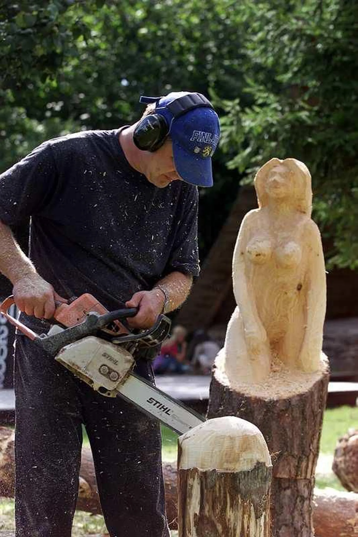 Kunstnik aastate eest Varbola puupäevadel tööd tegemas.
