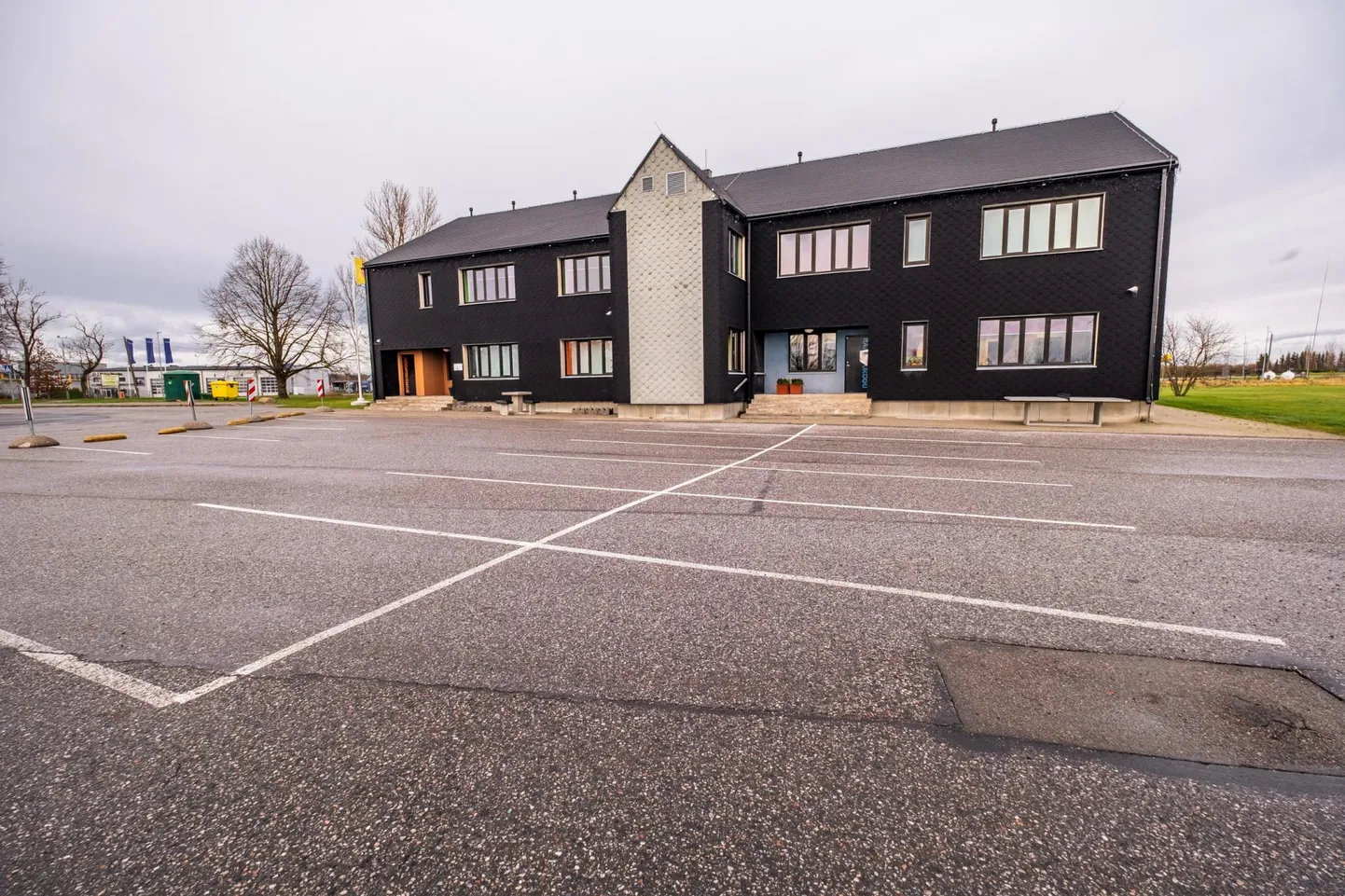 Praegune Sauga noortekeskuse esine parkla jääb väikseks.
