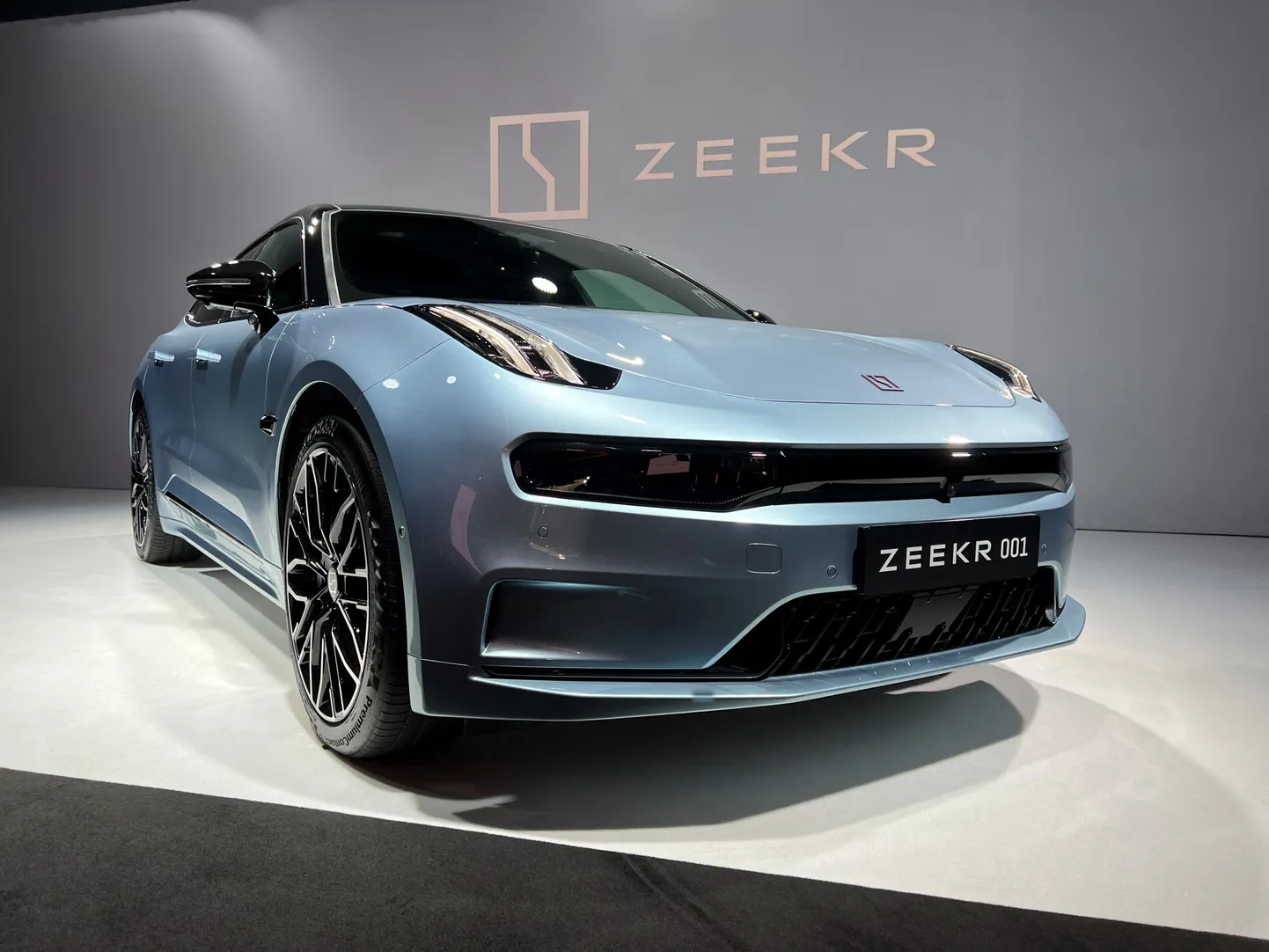 Китайский электромобиль  Zeekr 001.