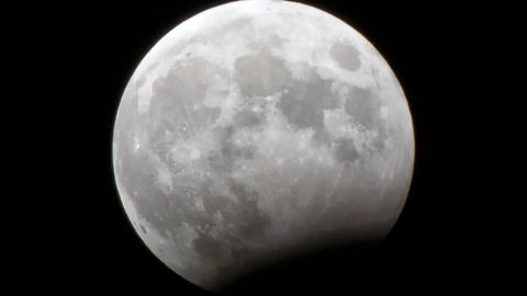 Svētdien gaidāms pils Mēness aptumsums; debesis būs daļēji mākoņainas