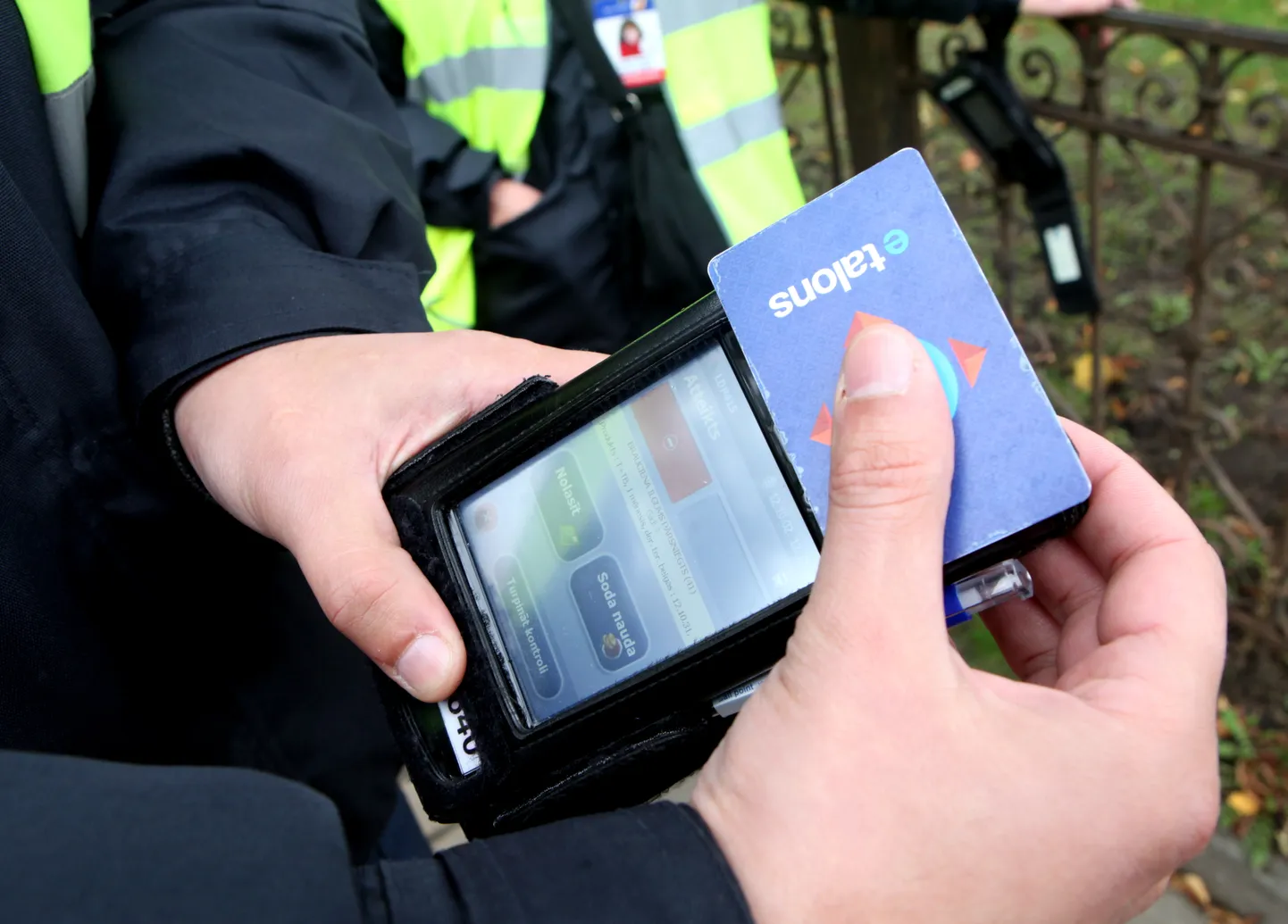 Rīgas sabiedriskā transporta biļešu kontroliera ierīce e-talonu pārbaudei.